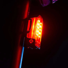 zadní světlo LEZYNE Strip Pro Ai Alert 400+
